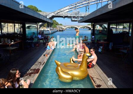 France, Paris, Viaduc Tolbiac, OFF Paris Seine Hotel est le premier hôtel flottant et bar à Paris, la piscine Banque D'Images