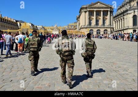 France, Yvelines, Le Château de Versailles, classé au Patrimoine Mondial par l'UNESCO, des soldats à l'extérieur de l'attentat d'alerte Vigipirate avant de porte Banque D'Images