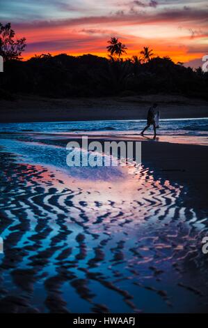 France, Guyane, Cayenne, Rémire-Montjoly plage, pêcheur avec net huppé au coucher du soleil Banque D'Images