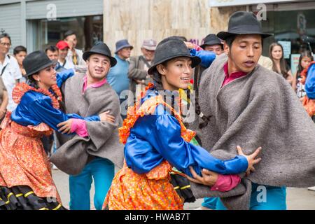 Le département de Cundinamarca, en Colombie, Bogota, district de Centro, la carrera 7 est fermé à la circulation le dimanche, danses folkloriques Banque D'Images