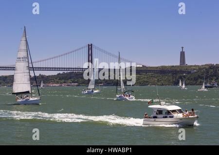 Portugal, Lisbonne, district de Belem, 25 avril pont sur le Tage, vue de la statue de Cristo Ré Banque D'Images