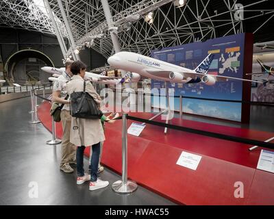 France, Haute Garonne, Toulouse, Aeroscopia, Musée aéronautique, une famille en face de modèle réduit d'aéronef Airbus A380 Banque D'Images