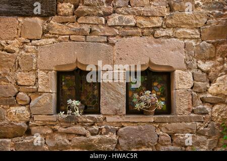 La France, Tarn, Monesties, étiqueté Les Plus Beaux Villages de France (les plus beaux villages de France), les petites fenêtres du château de rue Banque D'Images