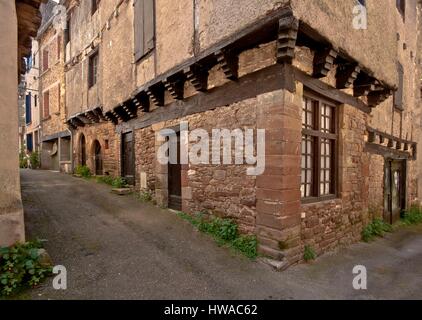 La France, Tarn, Monesties, étiqueté Les Plus Beaux Villages de France (les plus beaux villages de France), de vieilles maisons avec bay Banque D'Images