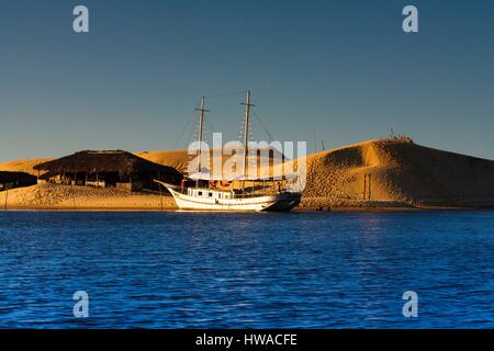 Brésil, Maranhao, rivière Preguicas, voilier amarré sur la rive en face d'une hutte et des dunes de sable Banque D'Images