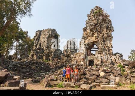 Le Cambodge, la province de Banteay Mean Chey, Banteay Chhmar, enfants près de temple Banteay Toup Banque D'Images