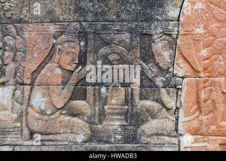 Le Cambodge, la province de Banteay Mean Chey, Banteay Chhmar, frise sculptée sur le mur du temple de Banteay Chhmar représentant 2 hommes priant Banque D'Images