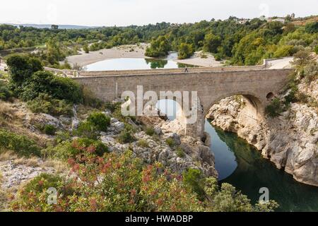 France, Herault, Saint Jean de Fos, le Pont du Diable sur le fleuve Hérault sur les routes de Saint Jacques de Compostelle, classée au Patrimoine Mondial de l'UNE Banque D'Images