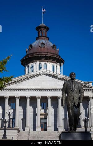 États-unis, Caroline du Sud, Columbia, South Carolina State House, extérieur avec statue du Sénateur Strom Thurmond, noté et segrigatio conservateur Banque D'Images