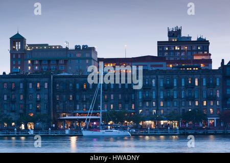 United States, Georgia, Savannah, Skyline le long de la Savannah River, dusk Banque D'Images