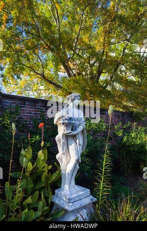 United States, North Carolina, New Bern, Tryon Palace, reconstruit le site de premier capitol en Caroline du Nord, jardins, statue Banque D'Images