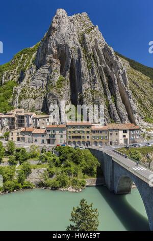 France, Alpes de Haute Provence, Sisteron, le rocher de la Baume et le pont de la Baume sur la Durance Banque D'Images