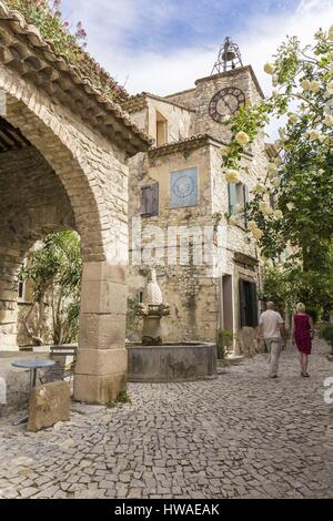 La France, Vaucluse, Seguret, étiqueté Les Plus Beaux Villages de France (Les Plus Beaux Villages de France), la Fontaine des Mascarons (fontaine wi Banque D'Images