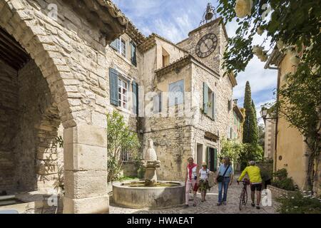 La France, Vaucluse, Seguret, étiqueté Les Plus Beaux Villages de France (Les Plus Beaux Villages de France), la Fontaine des Mascarons (fontaine wi Banque D'Images