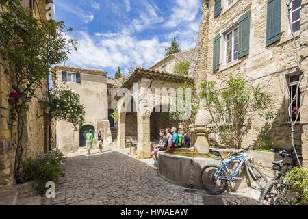 La France, Vaucluse, Seguret, étiqueté Les Plus Beaux Villages de France (Les Plus Beaux Villages de France), la Fontaine des Mascarons (fontaine wi Banque D'Images