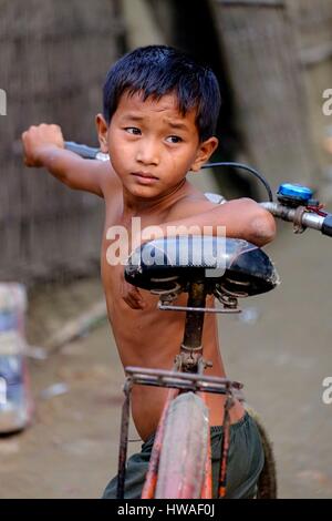 Le Myanmar, Birmanie, Mrauk U,village sur la rive de la rivière Lemro, jeune garçon portrait Banque D'Images