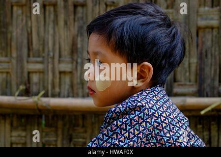 Le Myanmar, Birmanie, Mrauk U, portrait jeune fille Banque D'Images