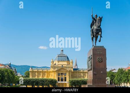 Croatie, Zagreb, Tomislav square (Tomislavov trg), statue du roi Tomislav en face de l'Édifice des Arts Banque D'Images