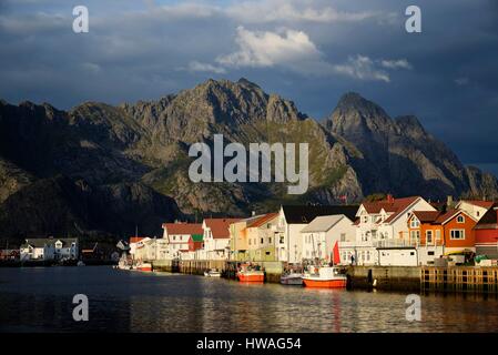 La Norvège, Nordland, îles Lofoten, île Austvagoy, le port de pêche de Henningsvær Banque D'Images