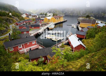 La Norvège, Nordland, îles Lofoten, Flakstadoy island, village de pêcheurs de Nusfjord, petit port avec les pêcheurs traditionnels cabines sur pilotis (rorbu Banque D'Images