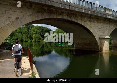 France, dordogne, Périgord Blanc, Neuvic, la Voie verte randonnée à vélo (Voie verte Veloroute) le long de la rivière l'Isle, en passant sous le pont à l'Vaurei Banque D'Images