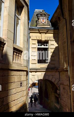 France, dordogne, Périgord Noir, vallée de la dordogne, Sarlat la Caneda, vieille ville, Place de la liberté, de l'hôtel de ville arcade Banque D'Images