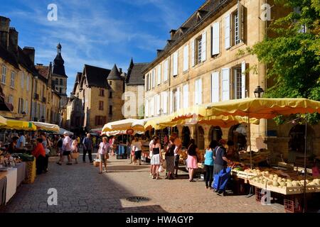 France, dordogne, Périgord Noir, vallée de la dordogne, Sarlat la Caneda, jour de marché sur la place de la liberté dans la vieille ville avec la cathédrale de Saint Sace Banque D'Images