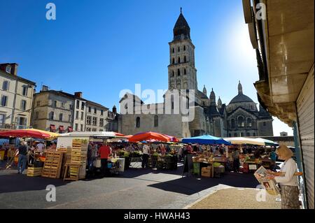 France, dordogne, Périgord blanc, Périgueux, le marché de la place de la Clautre en face de la cathédrale Saint-Front, arrêt sur la Route de Saint Jacques de compos Banque D'Images