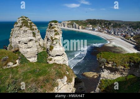 La France, Pays de Caux, Seine-Maritime, Côte d'Albâtre (Côte d'Albâtre), Etretat, de la plage et amont falaise (falaise d'Amont) vue depuis l'Aval cliff Banque D'Images