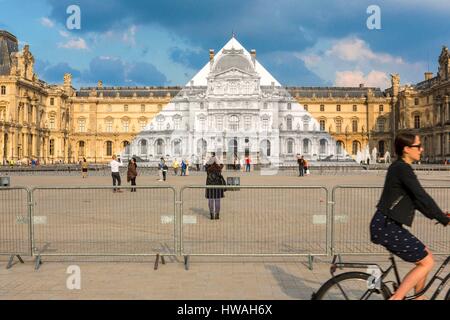 France, Paris, la pyramide du Louvre disparaît pendant un mois (25 mai au 27 juin 2016) grâce à un collage photographique de l'artiste français JR Banque D'Images