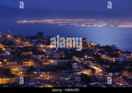 Le Chili, Coquimbo, augmentation de la vue sur la ville de la Cruz del III Milenio cross, crépuscule Banque D'Images