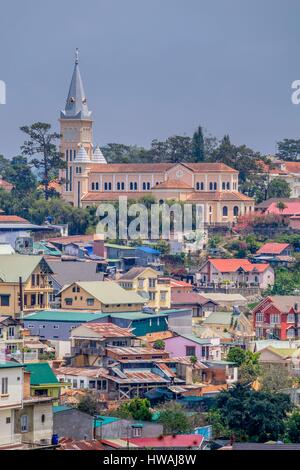 Hauts Plateaux du centre, Vietnam, Dalat, vue sur les toits de la ville et Saint Nicolas cathédrale en arrière-plan Banque D'Images