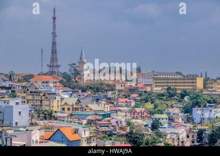 Hauts Plateaux du centre, Vietnam, Dalat, vue sur les toits de la ville et Saint Nicolas cathédrale en arrière-plan Banque D'Images