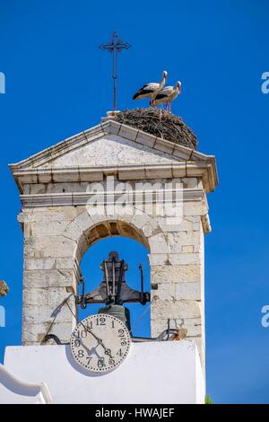 Portugal, Algarve, Faro, vieille ville, les cigognes nichant sur Arco da Vila, arch néoclassique du xixe siècle Banque D'Images