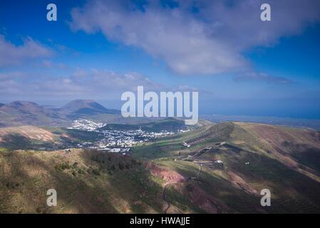 Espagne, Canaries, Lanzarote, Haria, le Mirador de Haria, island lookout élevé, vue sur village Haria Banque D'Images