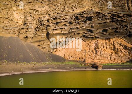 Espagne, Canaries, Lanzarote, El Golfo, vue sur la piscine de Charco de los Clicos, site de la film de Raquel Welch, un million d'années BC Banque D'Images