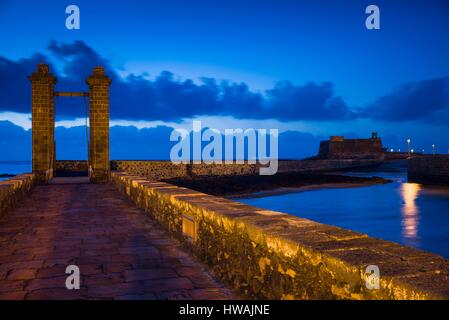 Espagne, Canaries, Lanzarote, Arecife, Puente de Las Bolas bridge, Dawn Banque D'Images