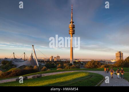 Germany, Bavaria, Munich, le parc olympique, la Tour de l'Olympia, coucher de soleil, l'automne Banque D'Images