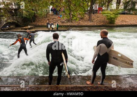 Germany, Bavaria, Munich, parc Englischer Garten, rivière, l'Eisbach surf, automne Banque D'Images