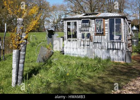 France, Essonne, Saint Jean de Beauregard, Printemps Festival des plantes dans le parc du château, Mini serre métallique Banque D'Images