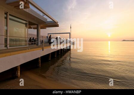 Espagne, Catalogne, province de Barcelone, Garraf comarca, Sitges, restaurant du club nautique Banque D'Images