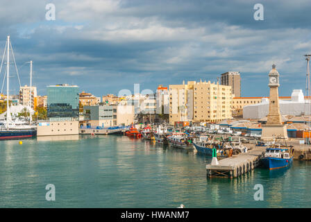 Bateaux amarrés dans le port de Port Vell à Barcelone, Espagne. Voiliers, yachts, bateaux de plaisance et pêche chalutiers amarrés à côté de la ville lors des chaudes après-midi Banque D'Images