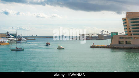 La navigation des bateaux amarrés dans le port entre homologues au Port Vell à Barcelone, Espagne. Les navires à l'horizon, se prépare à décharger leurs marchandises. Banque D'Images