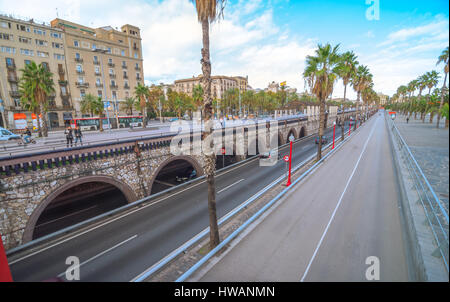 Barcelone, Espagne, Nov 3rd, 2013 : Le tourisme en Espagne. Le trafic hors saison dans les rues de tunnel et la circulation des piétons au-dessus que les gens apprécient en plein air chaud Banque D'Images