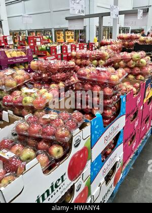 Les pommes emballées chez Costco Banque D'Images