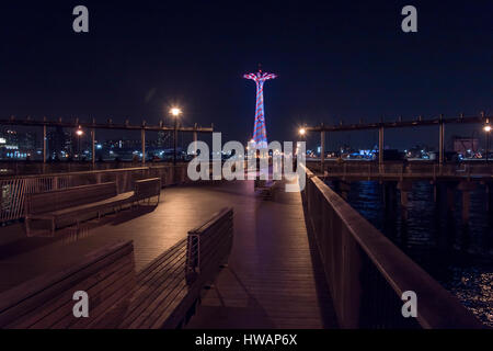 Vue sur Coney Island Luna Park la nuit à partir de la jetée de Steeplechase Banque D'Images