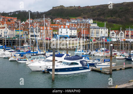 Les petits bateaux de plaisance dans le port de Scarborough, North Yorkshire, UK avec le château sur la hilll derrière Banque D'Images