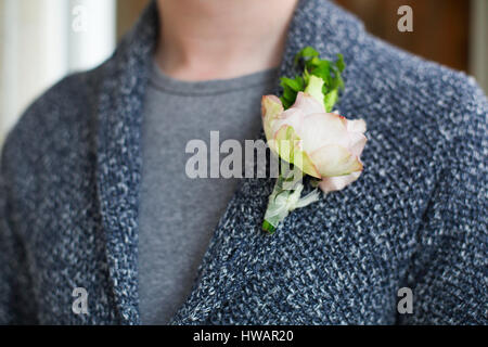 Boutonnière pour le marié doux avec des roses et des perles. Close up Banque D'Images