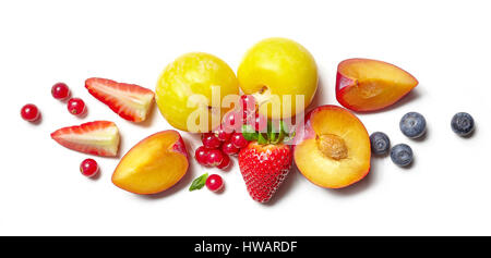 Composition de divers fruits et baies isolées sur fond blanc, vue du dessus Banque D'Images