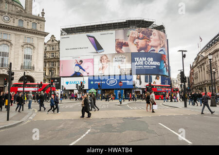 Piccadilly Circus est couper les panneaux pour lifting Banque D'Images